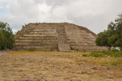 Rovine della piramide maya a Izamal, Messico. Una delle attrazioni turistiche più visitate di questa città dello Yucatan - © Lev Levin / Shutterstock.com