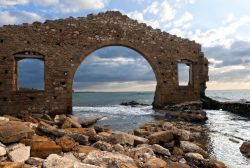 Rovine della Tonnara di Avola, Sicilia. A danneggiarla gravemente fu il terremoto del 1693.


