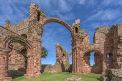 Rovine dell'abbazia di Lindisfarne, nota anche come Holy Island, Inghilterra.



