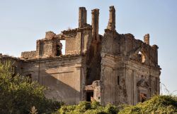 Rovine dell'antica città di Monterano, Roma, Lazio. La chiesa e il convento di San Bonaventura furono progettati da Gian Lorenzo Bernini e costruiti fra il 1677 e il 1679.


