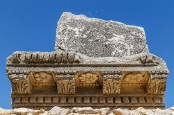 Rovine dell'antico tempio romano nella città di Nin, Croazia. Quando i Romani conquistarono la Dalmazia, questa cittadina fu dotata di un foro, un anfiteatro, un acquedotto e un tempio ...