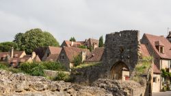 Rovine delle mura che circondano la città di Domme, Francia. Siamo nel dipartimento francese della Dordogna, nella regione dell'Aquitania.
