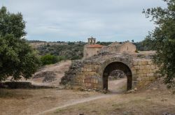 Rovine delle mura e della chiesa a Castelo Mendo, Portogallo. Il borgo venne costruito in cima a una montagna in un punto di difesa strategica.

