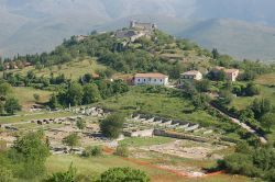 Rovine di Alba Fucens e castello ad Avezzano - © RoyFocker - Wikimedia Commons.