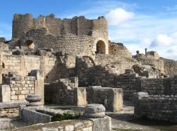 Rovine di antichi edifici a Dougga, Tunisia. E' patrimonio dell'umanità dal 1997.
