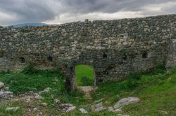 Rovine di Bedem nei pressi di Niksic, Montenegro. L'ultimo muro dell'antica fortezza difensiva.
