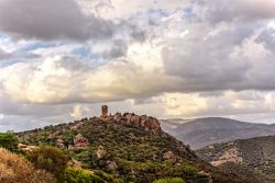 Rovine di Casteldoria a Santa Maria Coghinas, Sassari (Sardegna). Di impronta fortemente genovese, questa fortificazione è oggi in stato di semi abbandono. Sorge su una rupe denominata ...