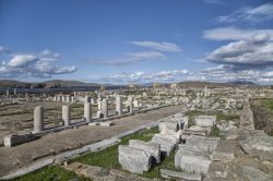 Rovine di Delos, Grecia. Colonne, capitelli e resti di antiche costruzioni costituiscono il prezioso patrimonio archeologico e culturale di questa isola delle Cicladi
