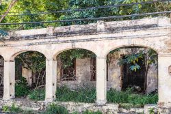 Rovine di edifici e costruzioni abbandonate nei pressi di Christiansted, isola di St. Croix.
