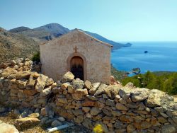Una chiesetta nel complesso delle rovine di Episkopi sull'isola di Hydra, in Grecia.