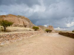 Rovine di La Quemada nei pressi di Zacatecas, Messico. Queste imponenti rovine sorgono su una collina lungo la strada che collega Zacatecas con Guadalajara. Si racconta che in questo luogo gli ...