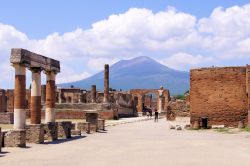 Rovine di Pompei e Vesuvio, Campania - Una bella immagine dei resti della città antica di Pompei nei pressi della collina Civita, alle porte del centro moderno. Seppellita da una coltre ...