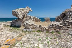 Le rovine di Tharros a San Giovanni di Sinis, Sardegna. Il sito archeologico affascina non solo per gli antichi resti a testimonianza di un passato fiorente ma anche per la splendida vista che ...