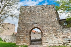 Rovine di un muro di epoca araba nel villaggio storico di Medinaceli, provincia di Soria, Spagna.

