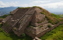 Le rovine di un tempio nel sito archeologico di Monte Albán, 8 km a ovest di Oaxaca, Patrimonio dell'Umanità dichiarato dall'UNESCO.
