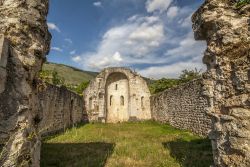 Rovine di una chiesa a Campello sul Clitunno in Umbria - © Claudio Giovanni Colombo / Shutterstock.com