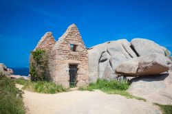 Rovine di una costruzione in granito sulla spiaggia di Ploumanac'h, Bretagna (Francia) 