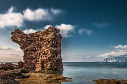 Rovine di un'antica torre spagnola nei pressi di Porto Paglia a Gonnesa (Sardegna).

