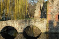 Rovine nel parco pubblico Schoental ad Aschaffenburg sul fiume Meno, Baviera, Germania. Questa cittadina sorge sulla sponda destra del Main alla confluenza con il piccolo fiume Achaff.

