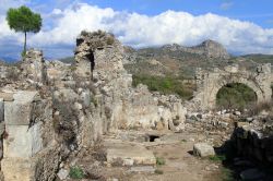 Rovine nel sito archeologico di Aspendos, Turchia, nei pressi di Antalya. Qui si possono ammirare alcune costruzioni di epoca romana fra le meglio conservate al mondo.



