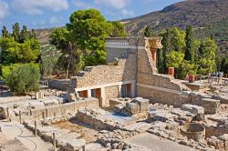 Resti del palazzo di Cnosso a Heraklion, Creta - Panoramica sulle rovine di Cnosso, il più importante sito archeologico dell'età del bronzo di Creta. Sorge nella parte centrale ...