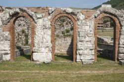 Rovine romane a Gubbio, particolare di alcuni archi in pietra presso il teatro. Il Teatro Romano, che si trova nella parte bassa della città, a sud-ovest del centro. Viene ancora utilizzato ...
