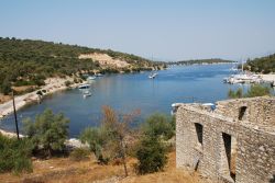 Rovine sulla Atherinos Bay a Meganissi, Grecia - I resti di un vecchio edificio in pietra affacciato sulle acque che circondano Meganissi, isola dell'arcipelago di Lefkada © David Fowler ...