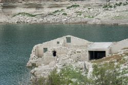 Rovine sulle rive del Lago di Santa Rosalia nei Monti Iblei, provincia di Ragusa