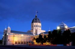 Il Royal Exhibition Building ai Carlton Gardens di Melbourne fotografato di notte (Australia).
