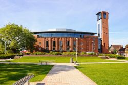 Royal Shakespeare Theatre, Stratford-upon-Avon - Sorto nello stesso luogo del vecchio Shakespeare Memorial Theatre, inaugurato nel 1879 e poi distrutto da un incendio nel 1926, l'attuale ...