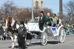 RTV 6 abc channel Anchormen saluta il pubblico durante l'annuale sfilata di San Patrick a Indianapolis, Indiana - © Chris T Pehlivan / Shutterstock.com