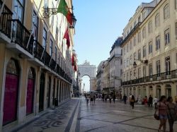 La famosa Rua Augusta, la strada principale della Baixa Pombalina di Lisbona.
