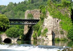 Antico castello a Borghetto sul Mincio, Verona - E' un paesaggio senza tempo che riporta al 1400 quello offerto da questo grazioso villaggio che lega la sua storia anche a battaglie napoleoniche ...