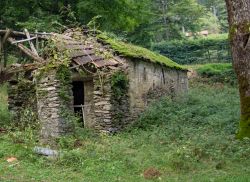 Ruderi a Cravarezza di Calice Ligurie, paese fantasma abbandonato dopo la chiusura della Miniera