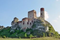 Ruderi di una vecchia fortificazione nella città di Olsztyn, Polonia.
