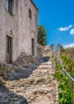 Ruderi di una vecchia scalinata in pietra nel centro di Forza d'Agrò, Sicilia.

