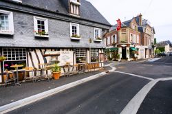 Rue Alphonse Karr a Etretat, Francia. Una tipica stradina della città della Normandia celebre per le sue scogliere e gli archi naturali affacciati sull'oceano Atlantico - © vvoe ...