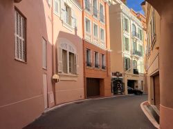 Rue Colonel Bellando de Castro nel centro di Monaco  - © Benoît Prieur / Wikimedia Commons, CC BY-SA 4.0, Wikipedia