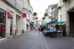 Rue d'Angouleme nel centro di Cognac: bancarelle di un mercatino all'aperto con gente a passeggio (Francia) - © MarkUK97 / Shutterstock.com