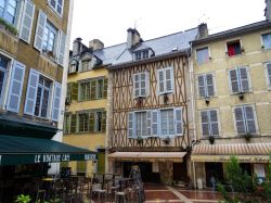 Rue de Chateau con le vecchie case a graticcio, i ristoranti e i caffé nel centro di Pau, Francia - © Kamilalala / Shutterstock.com