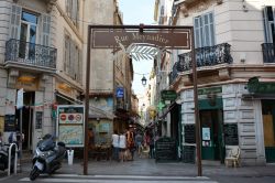 Uno scorcio di Rue de Meynadier nella città vecchia di Cannes, Costa Azzurra. Francia. E' la strada popolare e storica di Cannes, dedicata allo shopping. A pochi metri dal mercato ...