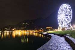 Ruota panoramica a Laveno Mombello, Lombardia. Il panorama che si può ammirare di notte da questa attrazione illuminata è uni dei più suggestivi fra quelli offerti dal Lago ...