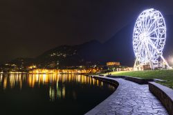 Ruota panoramica a Laveno Mombello, Lombardia. ...