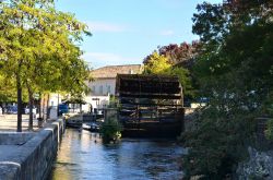 Ruote sul fiume Sourge nella località di Isle sur la Sourge, non distante da Carpentras, Francia.
