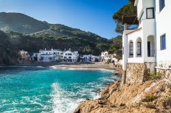 Il villaggio di Sa Tuna nella zona di Begur, non lontano da Pals in Costa Brava - © funkyfrogstock / Shutterstock.com