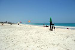 Saadiyat Beach, Abu Dhabi: questa è la spiaggia pubblica di Saadiyat Island, grande e pressoché selvaggia, probabilmente la più bella di Abu Dhabi. Qui è in previsione ...