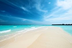 Una lingua di sabbia su un'isola dell'atollo ...