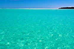 Sabbia bianca e mare cristallino sono gli ingredienti di una vacanza perfetta nell'isola di Nosy Iranja, Madagascar - foto © Paolo Bona / Shutterstock
