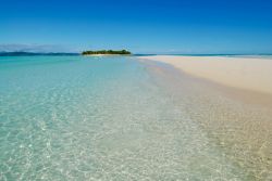 La lunga striscia di sabbia bianca che unisce le due isole di Nosy Iranja, chiamate Nosy Iranja Be e Nosy Iranja Kely. Siamo in Madagascar, nel nord-ovest del paese - foto © Paolo ...