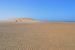 Dune Blanche, Dakhla: nel paesaggio lunare del deserto spunta questa duna di sabbia bianca, conosciuta in francese come "Dune Blanche", proprio a ridosso del mare.